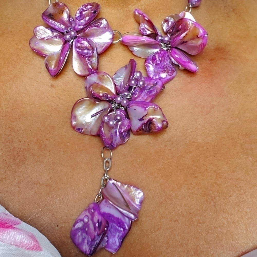 Mother Of Pearl Flower Necklace Earrings Set - Picture 4 of 11